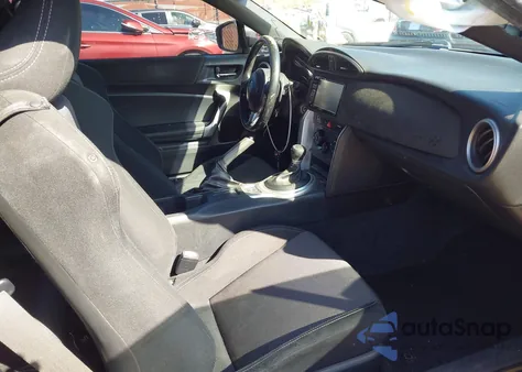 2017 Toyota 86 z USA, uszkodzony, nr VIN JF1ZNAA17H8705385